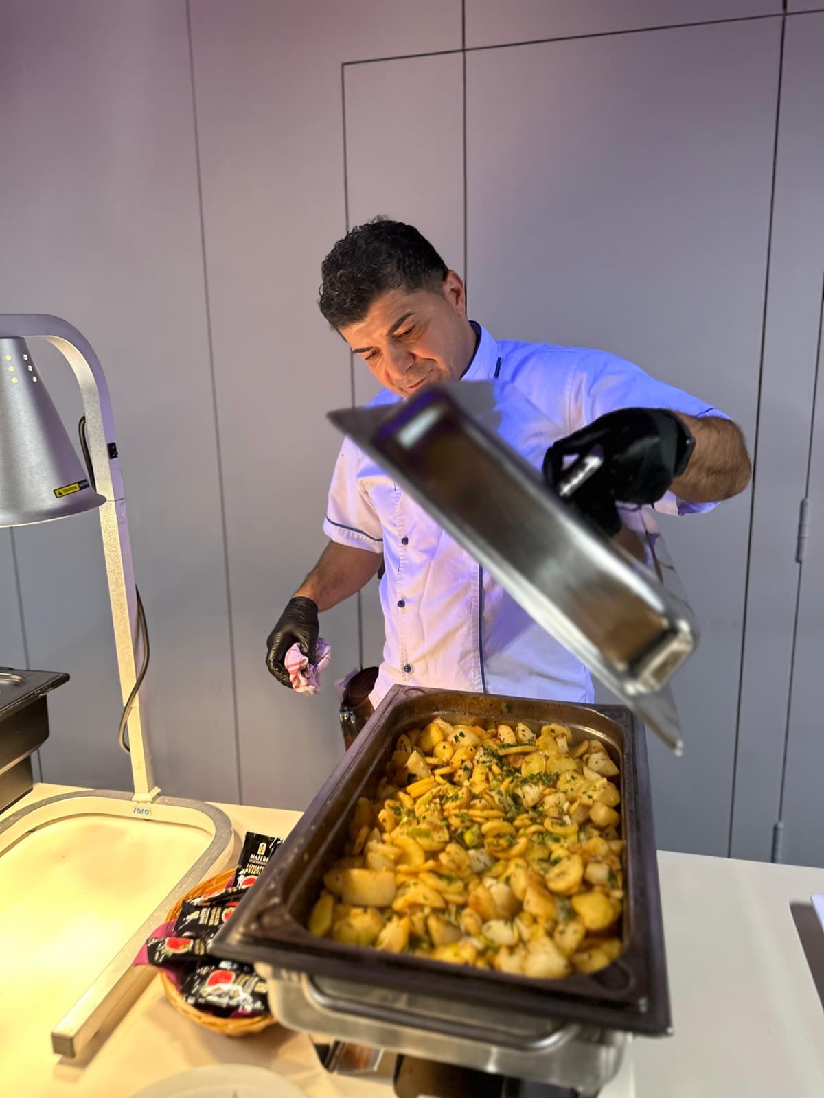 Fatih Yildiz richtet Speisen am Buffet an