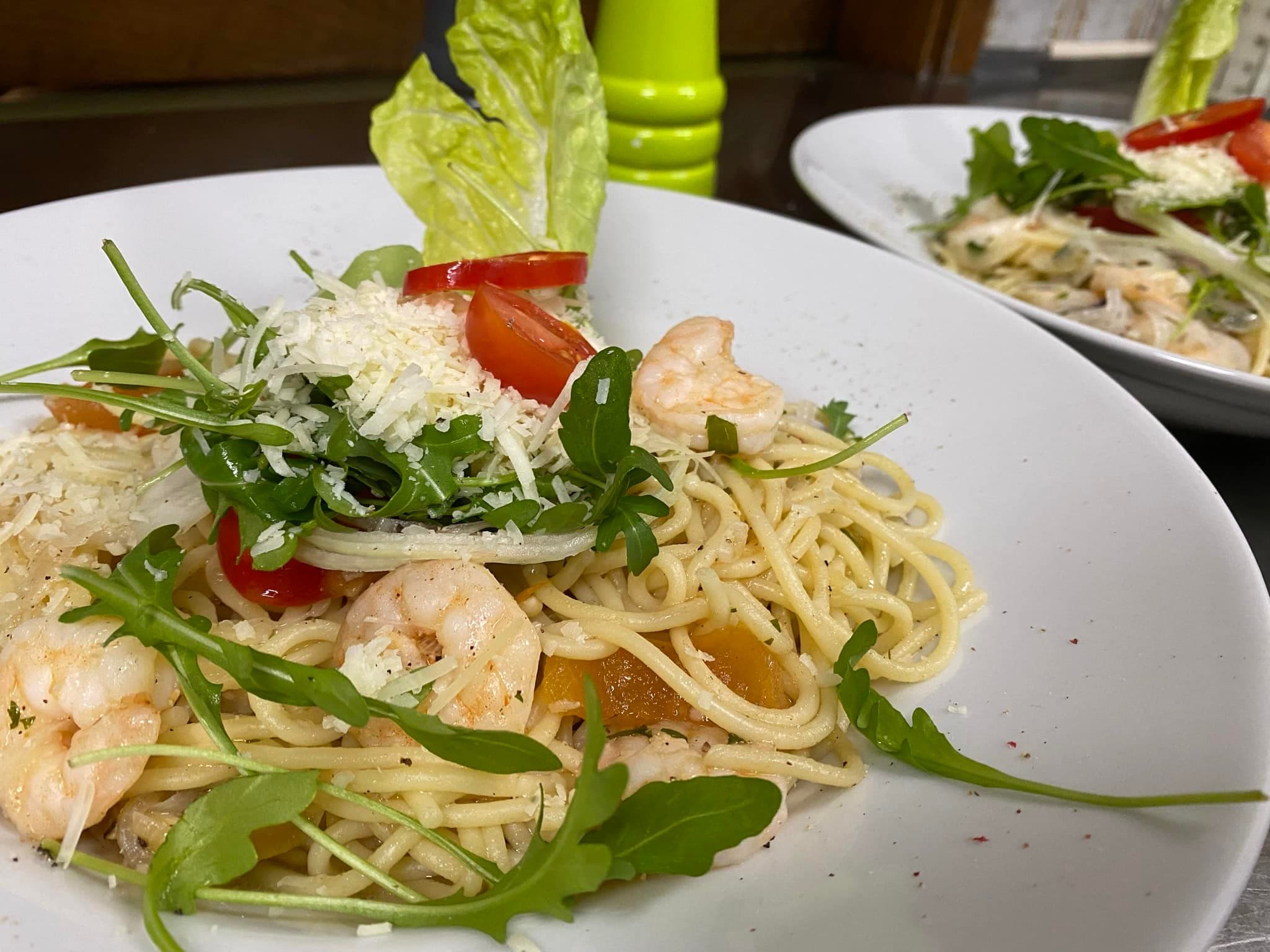 Spaghetti mit Scampi, Rucola und frischen Tomaten