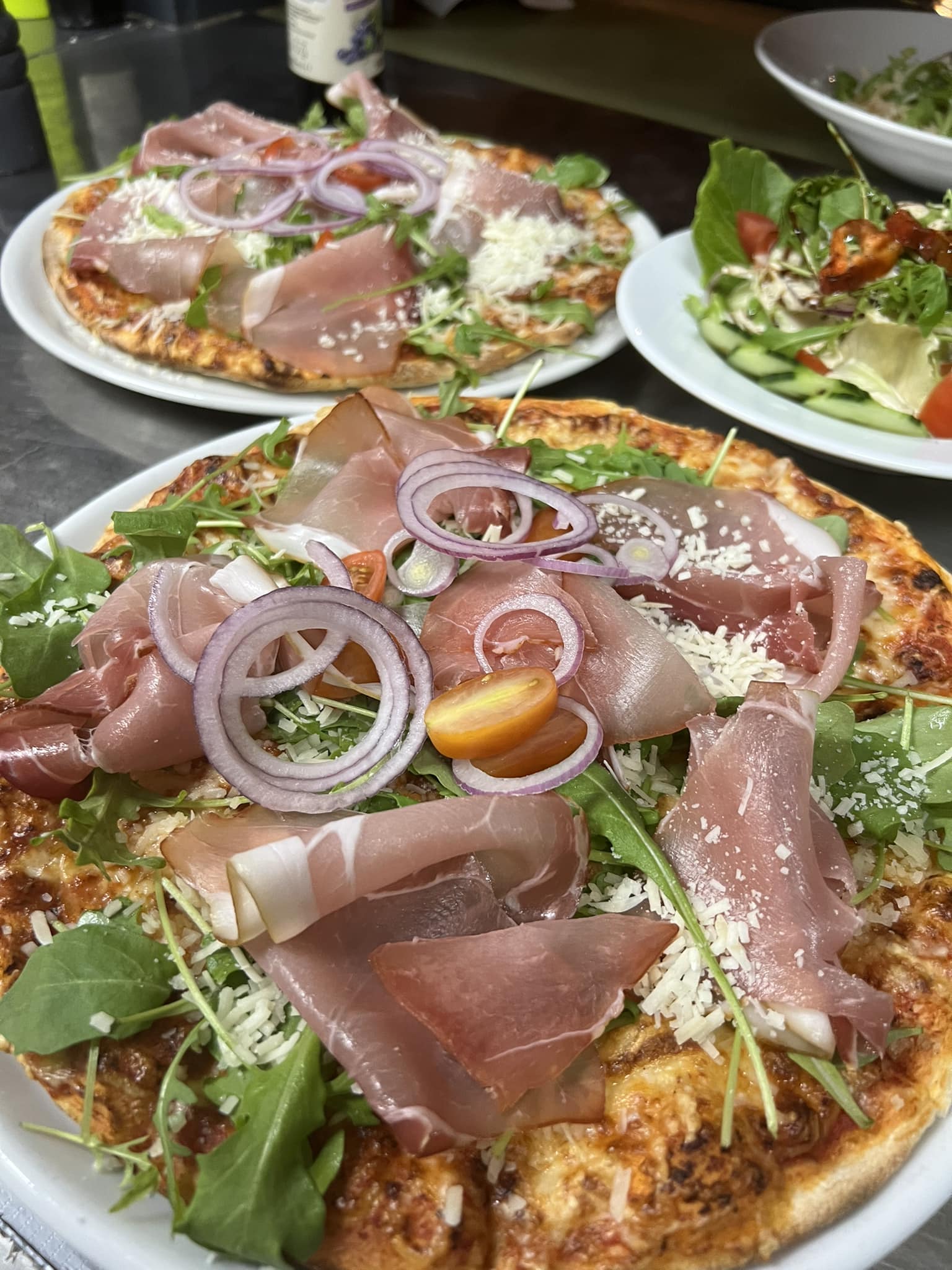 Pizza mit Parmaschinken, Rucola und Parmesan aus dem Naabtalhaus