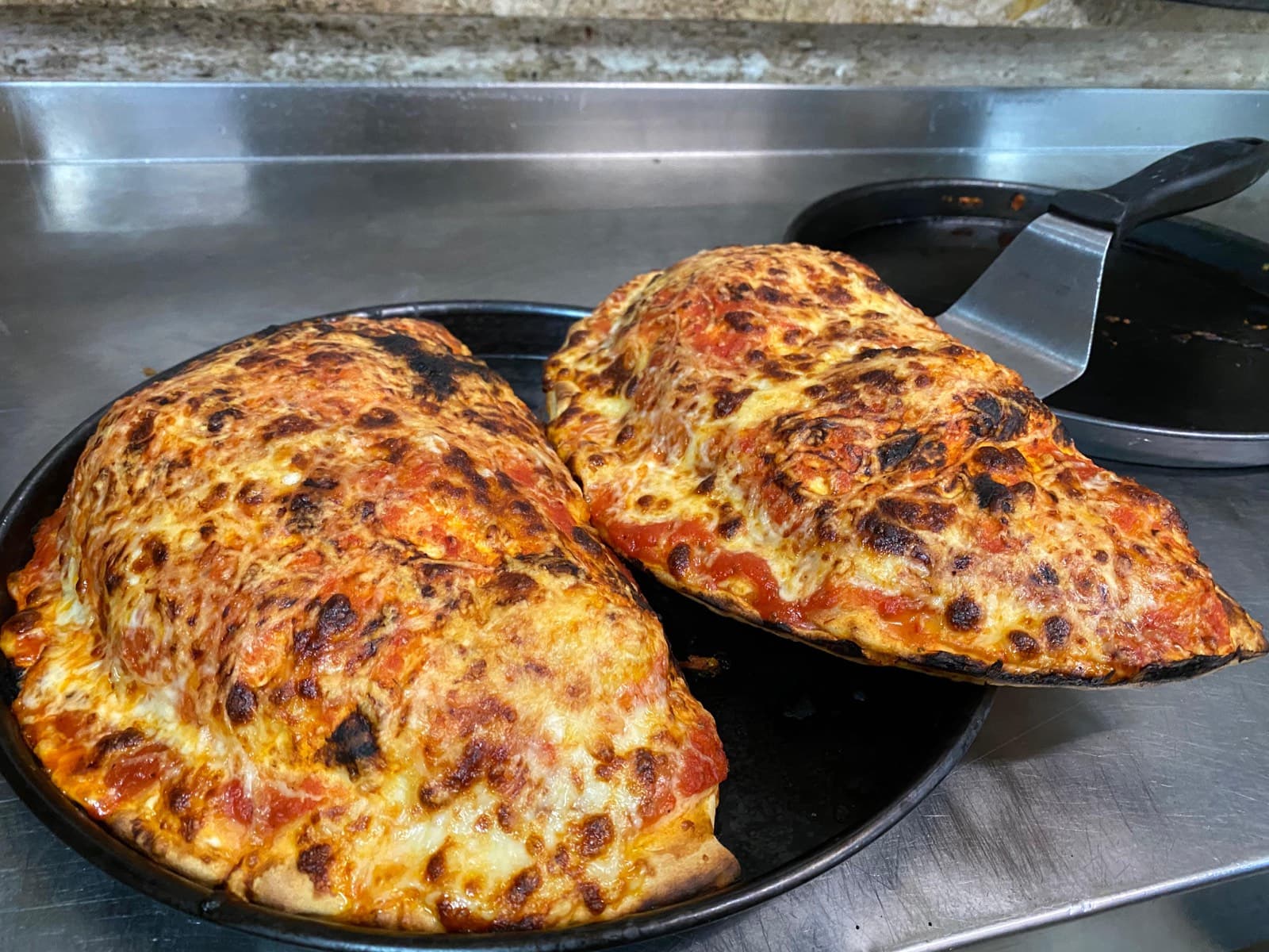 Frische, ofenfrische Pizza aus dem Naabtalhaus